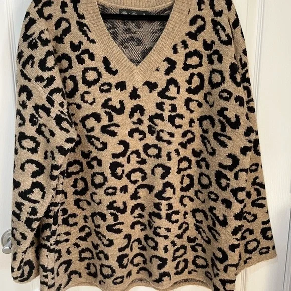 Lyla & Luke leopard print oversize v neck long sleeve sweater size medium - Picture 3 of 11